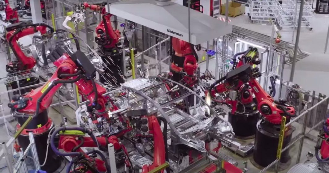 Cum arată Gigafactory Shanghai, singura fabrică Tesla care funcționează. Sute de roboți produc 3.000 de mașini pe săptămână