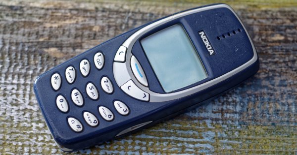 Nokia lansează versiunea smartphone a celebrului 3310. Rezistă la presiuni de...