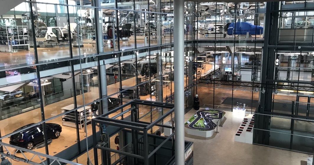 In vizita la fabrica de masini electrice a Volkswagen din Dresda, unde a fost prezentata in premiera mondiala matricea modulara pentru condusul electric, platforma folosita de viitoarea gama Volkswagen ID
