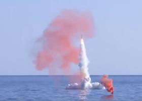 Rusia a lansat o rachetă de croazieră Kalibr de pe un submarin, în Marea...