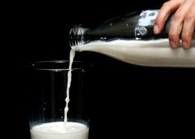 Laptele românesc ar trebui să se ieftinească cu cel puțin 20% începând de la...