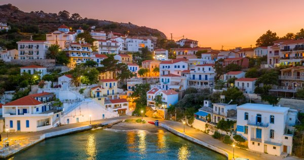 GALERIE FOTO | Locuitorii acestei insule grecești au descoperit secretul unei...