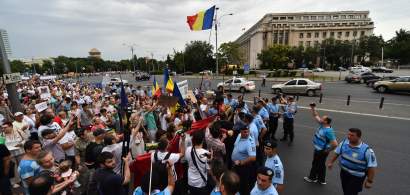 Protest in Piata Victoriei si mars spre Palatul Parlamentului: peste 500 de...