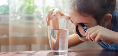 Românii beau tot mai multă apă ”cu vitamine”, încercând să scape de sucuri