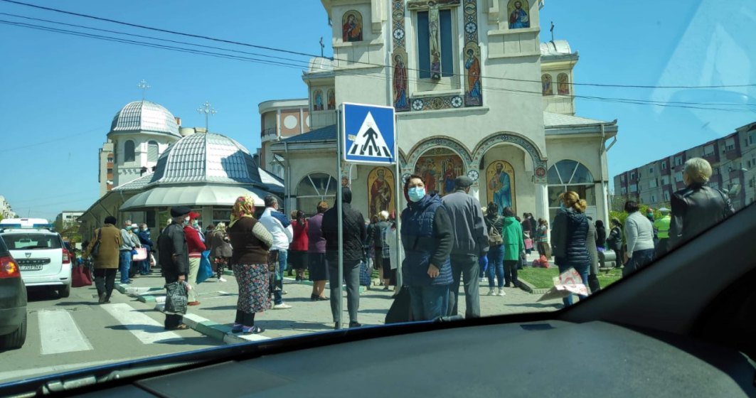 Zeci de persoane s-au strâns să ia agheasmă la o biserică din Năvodari: preotul amendat cu 2.000 de lei