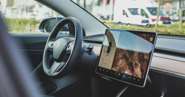 Un canadian a descuiat și condus din greșeală Tesla altui șofer