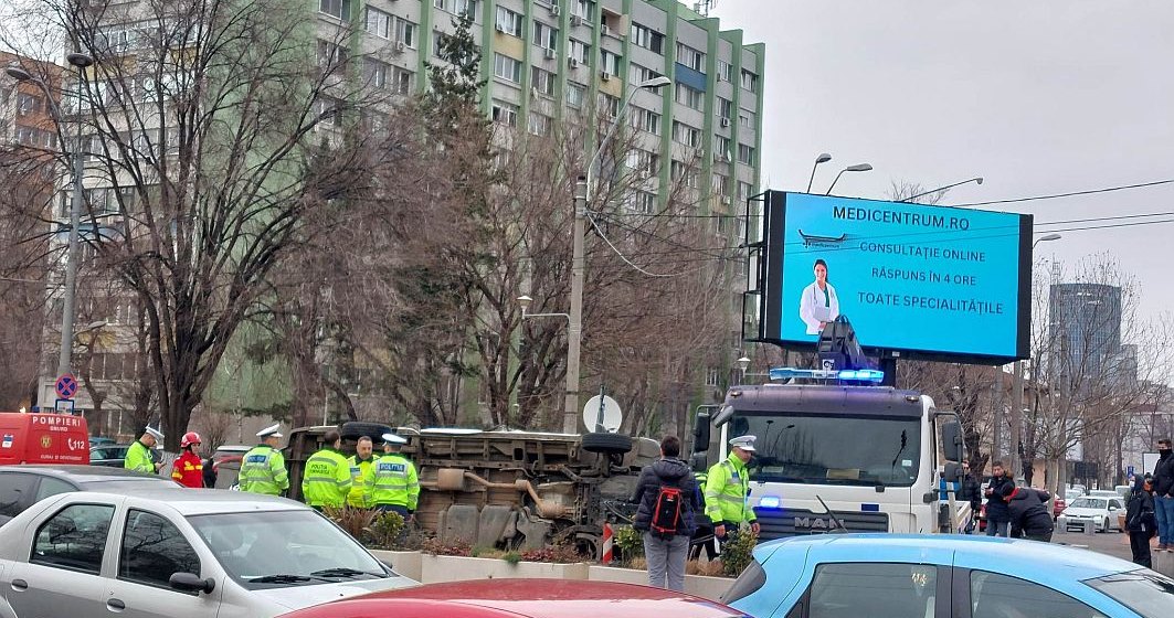 Accident în București: O ambulanță s-a răsturnat. Traficul este blocat
