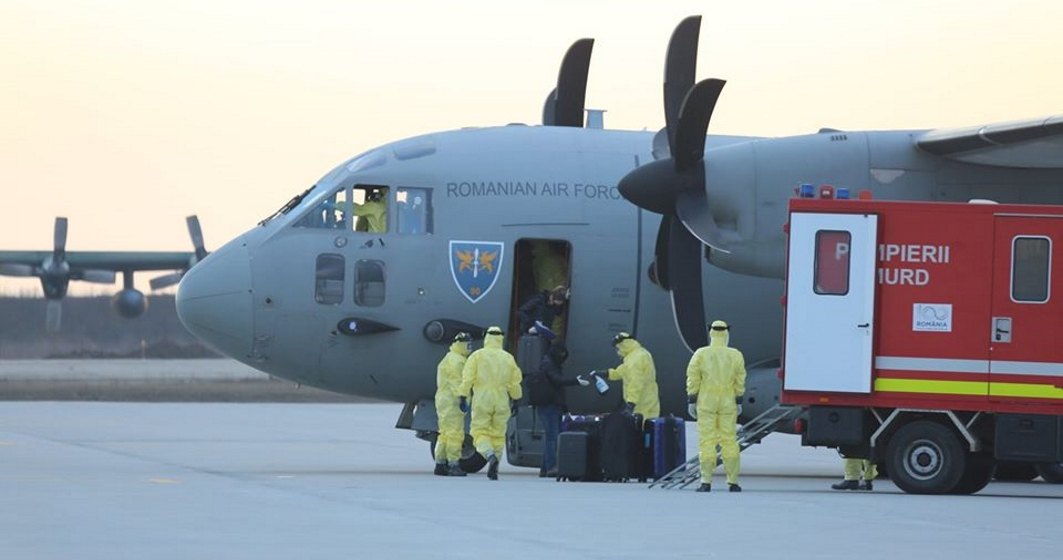 Şase români de pe vasul ''Diamond Princess'' au fost repatriaţi cu o aeronavă MApN