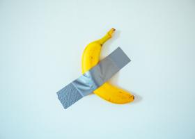 Ce face foamea din om. O banană, expusă ca operă într-un muzeu, a fost...