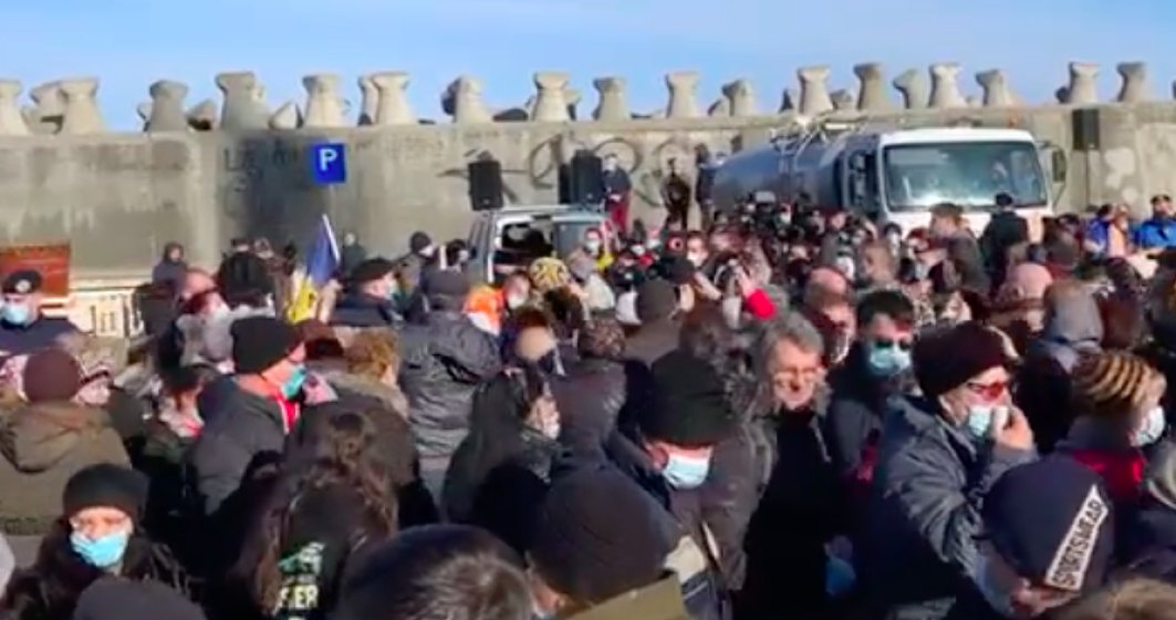 VIDEO Mii de oameni înghesuiți la slujba de Bobotează organizată de Teodosie la Constanța