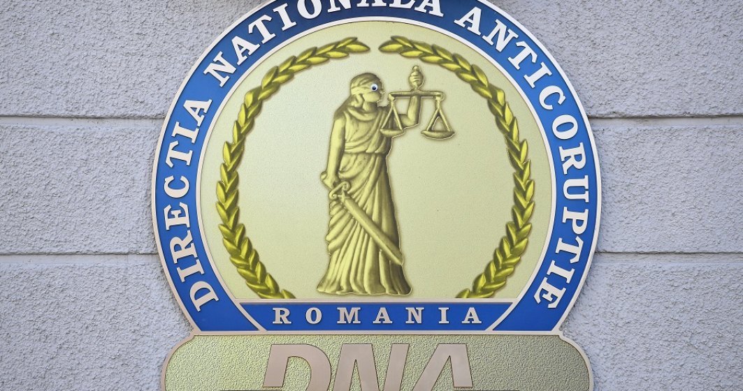 Șeful Direcției Vamale București și mai mulți vameși, luați de DNA. Șpagă cu sute de perechi de adidași și 1.000 de parfumuri contrafăcute.