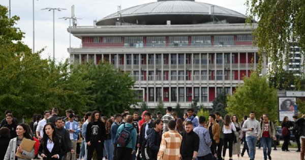 Un profesor de la Universitatea Politehnica din Bucureşti a fost prins în...