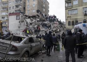 Cutremur în Turcia: Bilanţul provizoriu a depăşit 1.100 de morţi
