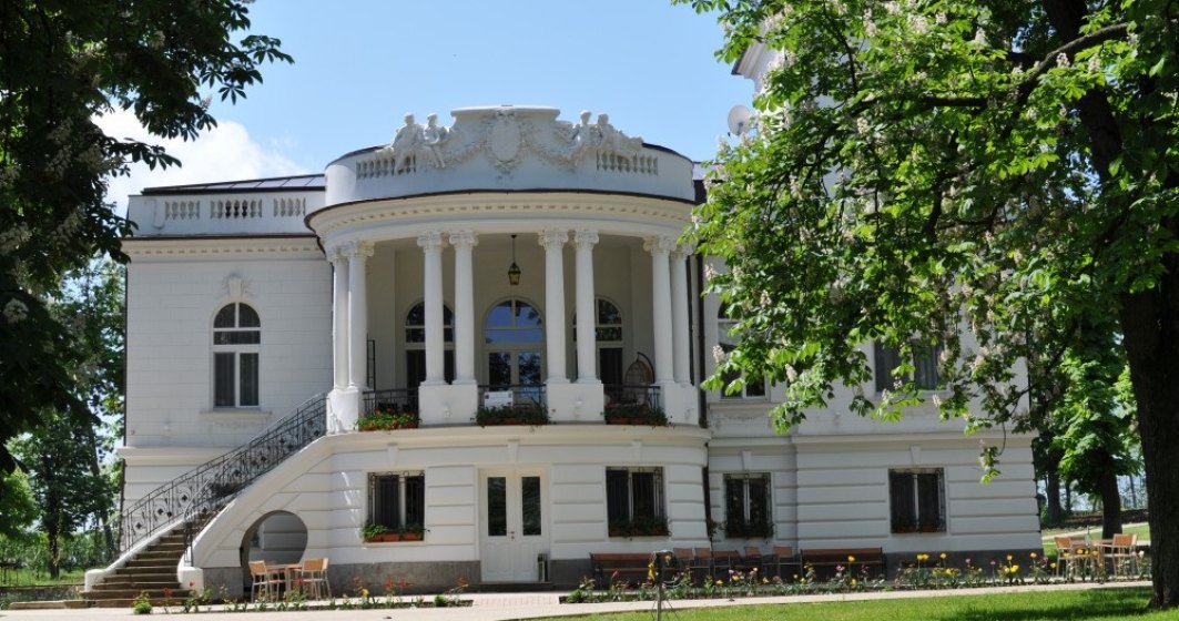 FOTO: Așa arată White House de Oltenia, conacul românesc care seamănă izbitor cu reședința oficială din SUA