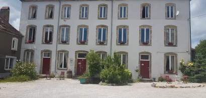 Un castel francez cu 12 dormitoare, cât un apartament de lux în România. Cu...