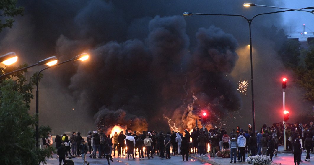 Ciocniri violente între protestatari și polițiști într-un oraș din Suedia după ce un Coran a fost ars de extremiști