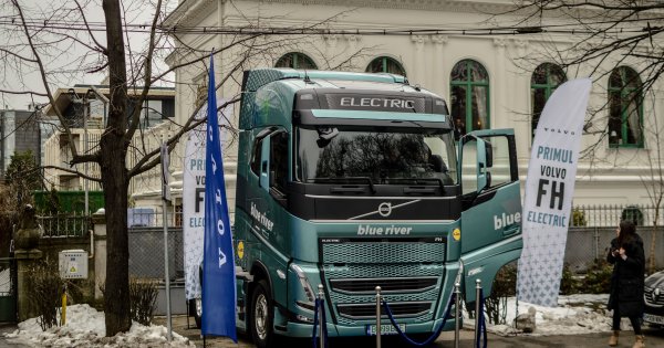 Volvo a livrat primul autotractor greu 100% electric din România. Modelul...