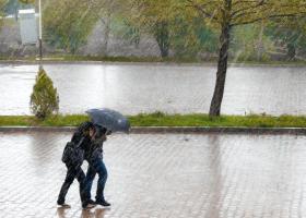 ANM: Cod galben de ploi și descărcări electrice în aproape jumătate din țară