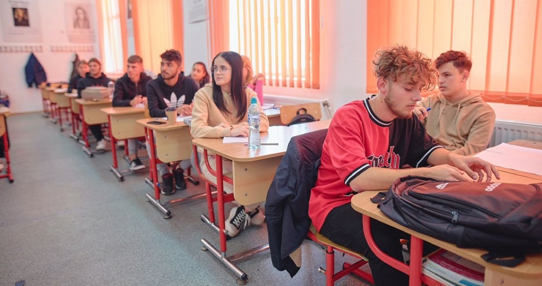 Elevii români au încredere mai mare în instituţiile europene decât în cele naţionale