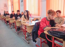 Studiu: Elevii români au încredere mai mare în instituţiile europene decât în...