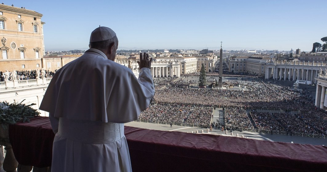 Papa Francisc a apărut pentru prima oară în public, după spculaţiile legate de îmbolnăvirea sa cu coronavirus