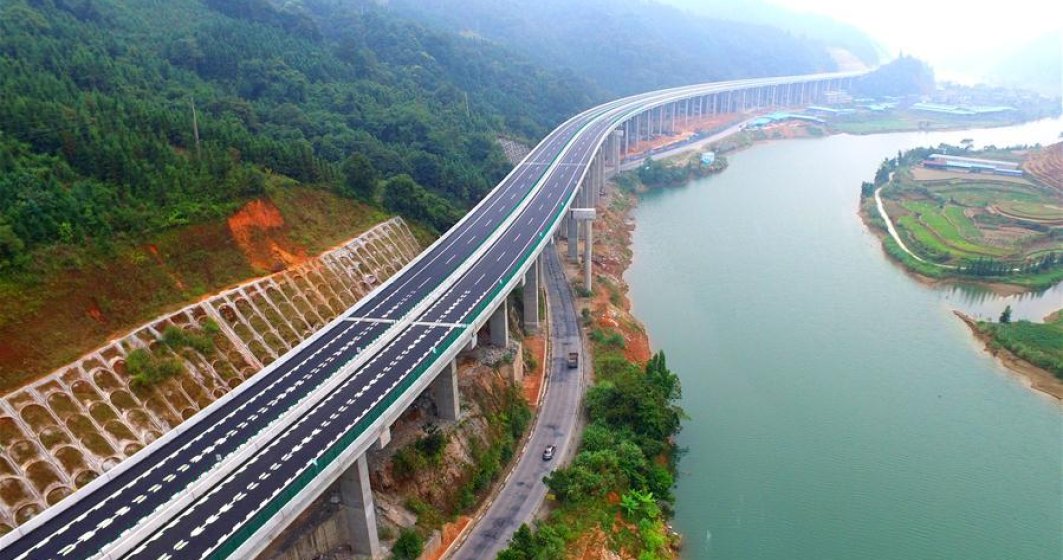 Chinezii au construit o noua autostrada, de 135 de km, intr-o zona muntoasa in doar 6 luni