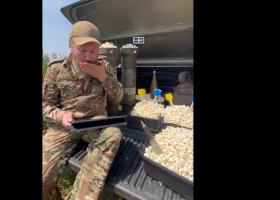 Imaginile zilei vin din Ucraina: soldat ucrainean, mânâncă popcorn uitându-se...