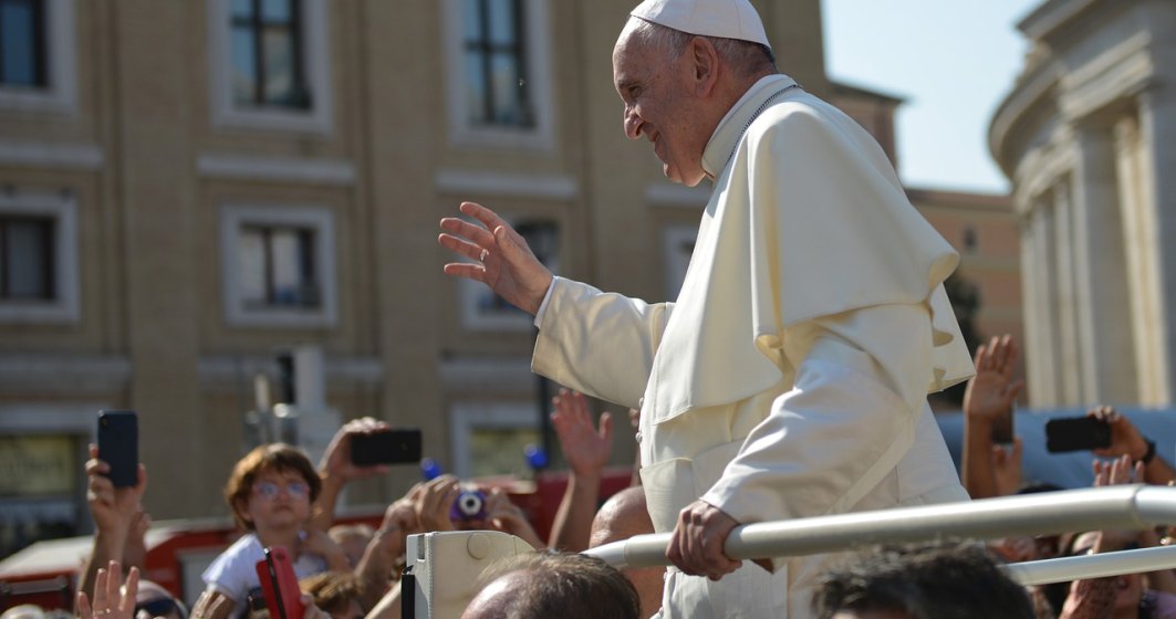 Papa Francisc l-a implorat pe Vladimir Putin să pună capăt "spiralei de violenţă" în Ucraina