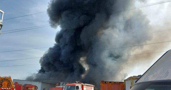 Imagine pentru articolul: Incendiu puternic la un depozit de anvelope din Medgidia