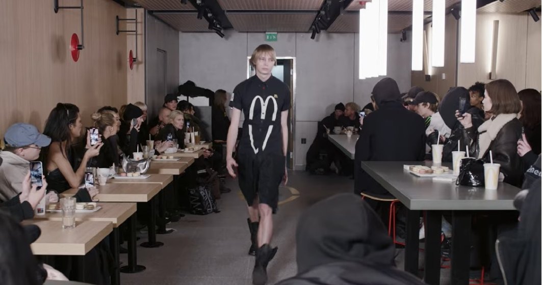 Un brand fashion finlandez transformă uniformele Mc Donald's în colecție vestimentară