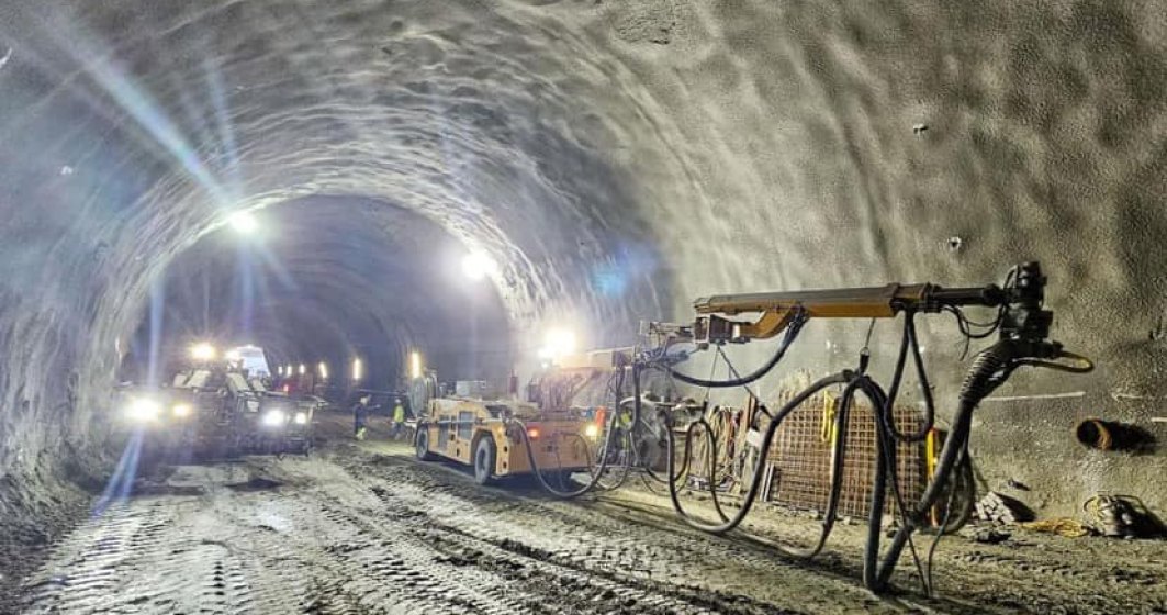 FOTO și VIDEO: În ciuda gerului, austriecii lucrează pe Sibiu-Pitești. Cum arată primul tunel real de autostradă din România