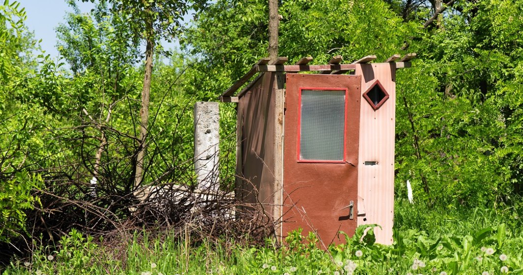 Suntem campionii UE la ”WC-urile din fundul curții”: 1 din 5 români locuiește într-o casă fără baie/toaletă/duș