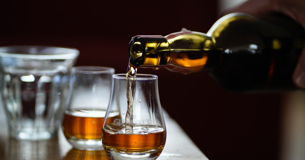 Un bărbat scoate la licitație 28 de sticle de whisky primite cadou. Vrea să își cumpere o casă