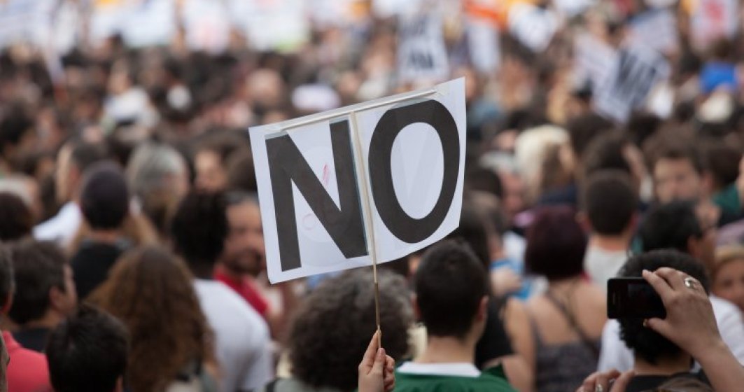 Protest la Finante: peste 22.000 de romani, suparati ca le vor fi taiate salariile cu 35%