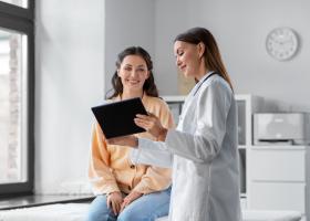 4 motive pentru care comunicarea dintre medic și pacient este la fel de...