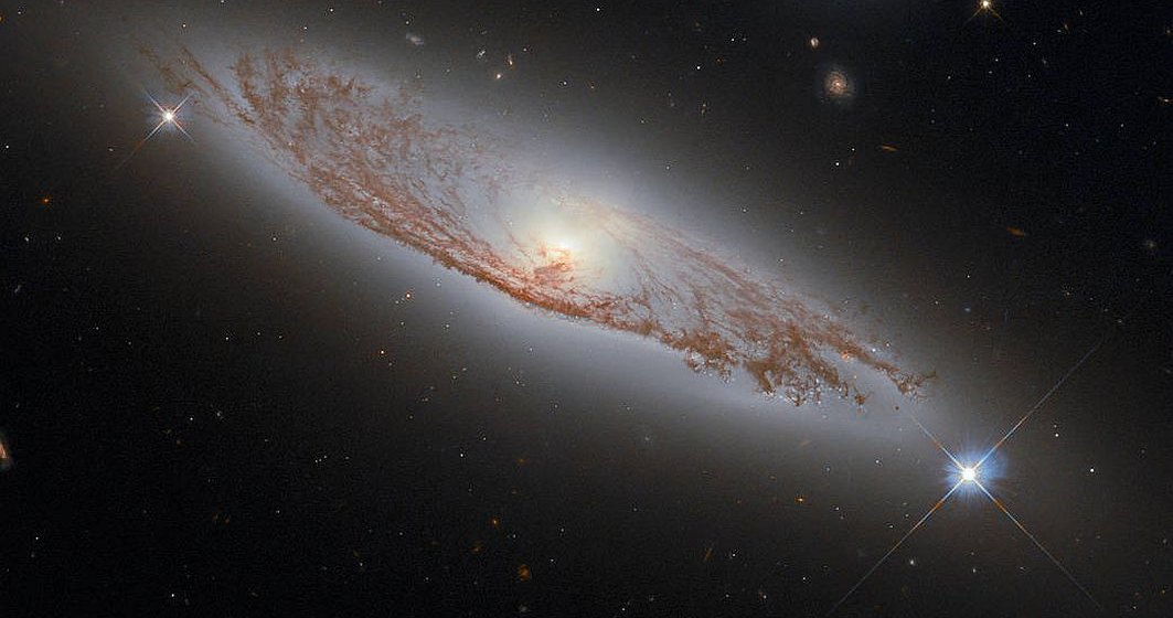 FOTO Telescopul Hubble a surprins o imagine spectaculoasă cu o galaxie spirală