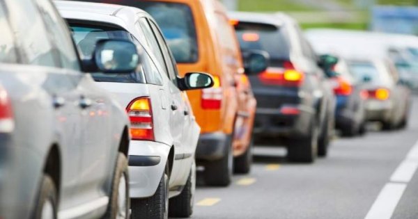 Restricții de trafic pentru șoferi: Circulaţie oprită parţial pe prima bandă...
