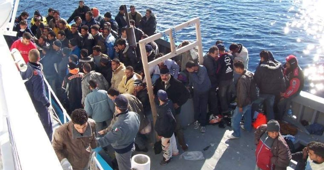 Pe o ambarcatiune, politia de frontiera a gasit 120 de imigranti ilegali, care transmiteau mesaje de ajutor
