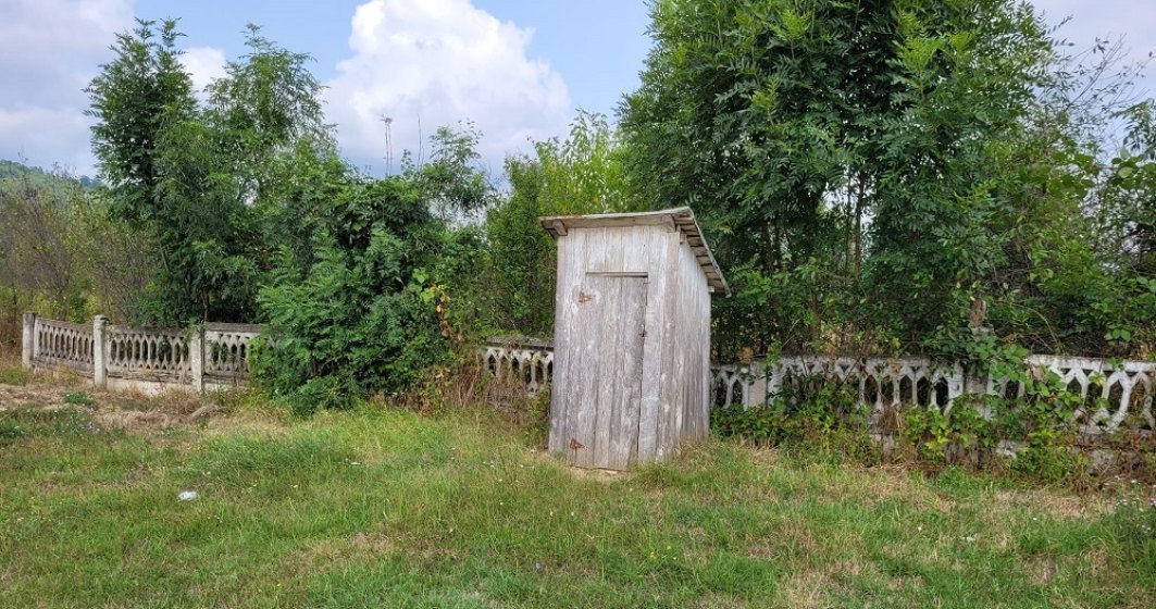 GALERIE FOTO: Cum ar fi ca toaletele din fundul curții să fie mutate în interiorul școlii? O asociație are în plan să facă asta la o școală dintr-un sat