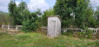 GALERIE FOTO: Cum ar fi ca toaletele din fundul curții să fie mutate în...