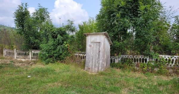 GALERIE FOTO: Cum ar fi ca toaletele din fundul curții să fie mutate în...
