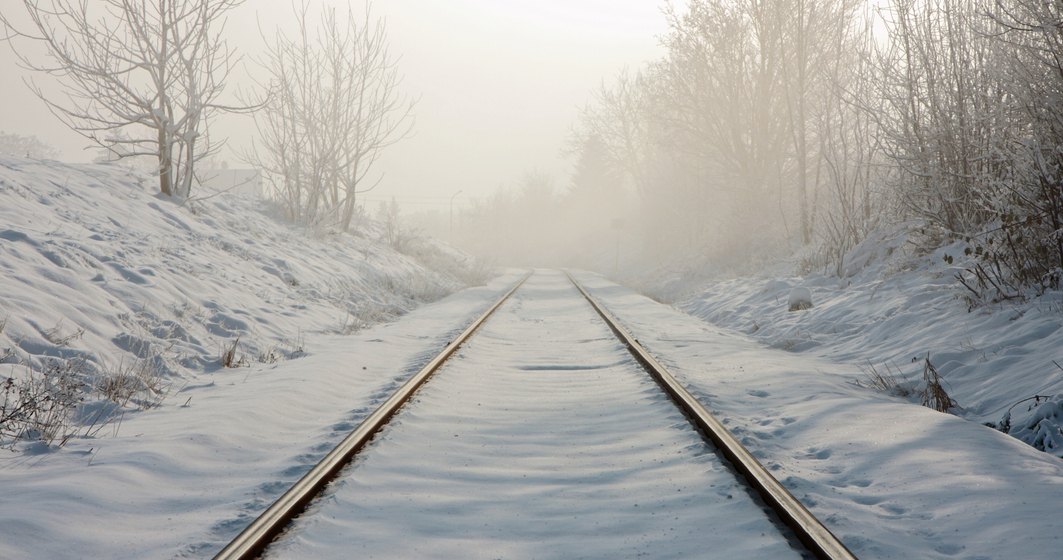 Probleme pe căile ferate, din cauza ninsorilor și frigului. Ce trenuri au fost anulate sau au întârzieri mari