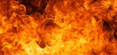 Incendiu puternic la Remat Bucuresti Sud, masinile de pompieri nu pot ajunge...