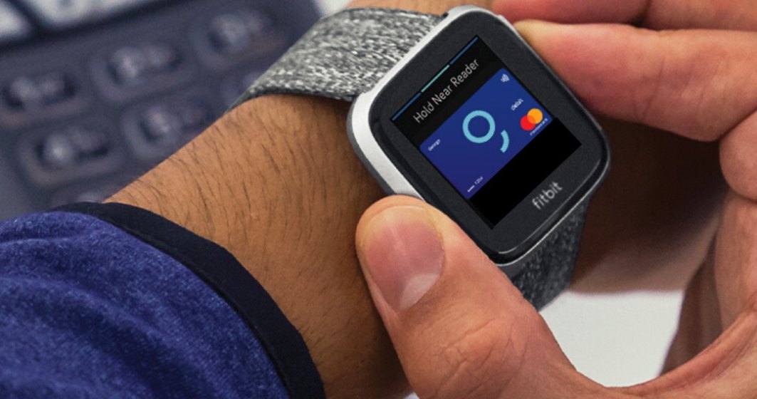 Clientii BCR pot plati acum si cu ceasurile inteligente. Iata cum isi pot activa Fitbit Pay si Garmin Pay