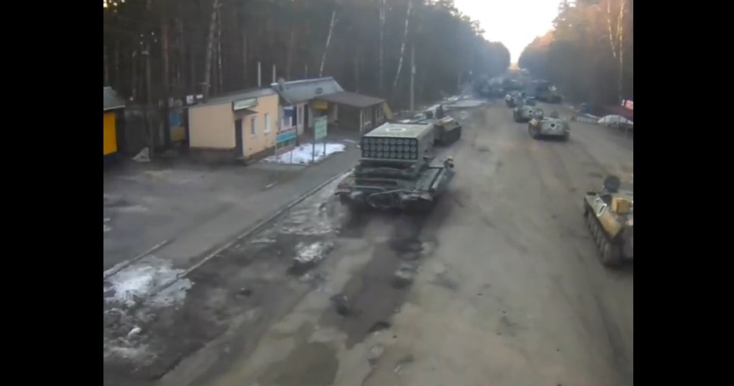 Lansatoare mobile de rachete și tancuri rusești traversează granița Ucrainei