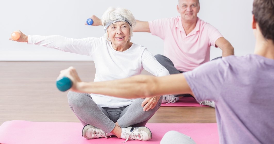 Grabriela Firea le oferă pensionarilor gantere și un voucher pentru sala de fitness