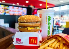 McDonald’s introduce tăvi din plastic 100% reciclat în restaurante, în...