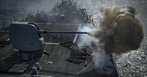Navă americană atacată cu drone de rebelii houthi, aliați cu Hamas și...