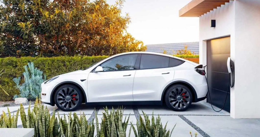 Elon Musk, despre femeia care a pus benzină în Tesla: Vechile obiceiuri dispar greu