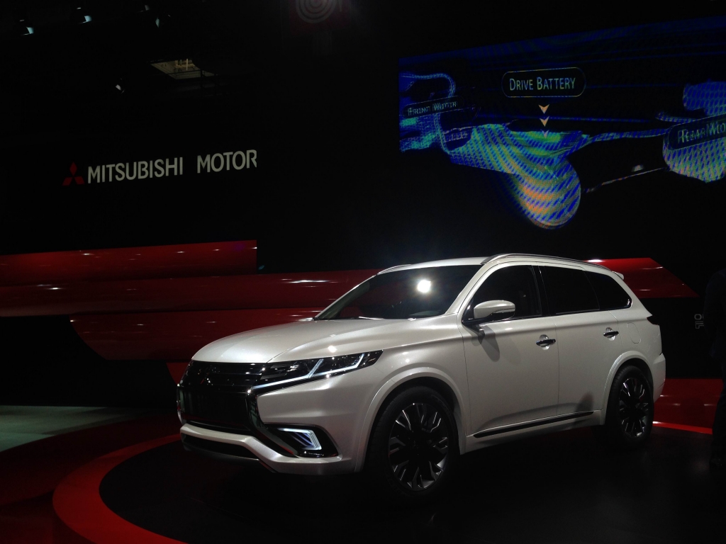 Paris 2014: Mitsubishi a dezvaluit in premiera mondiala Outlander PHEV Concept-S
